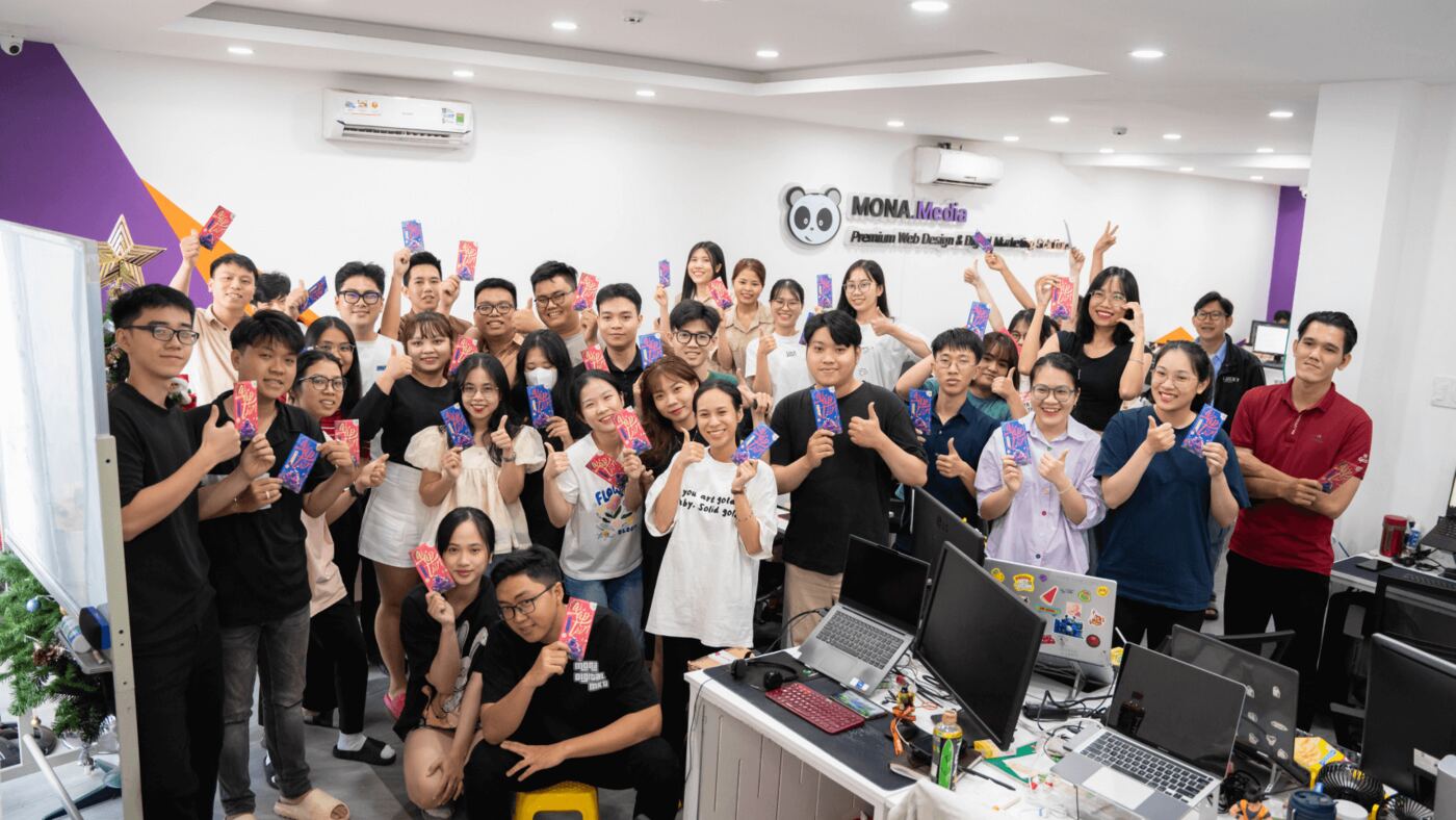 Đông đủ đội ngũ MONA tụ họp trong văn phòng ngày cận Tết