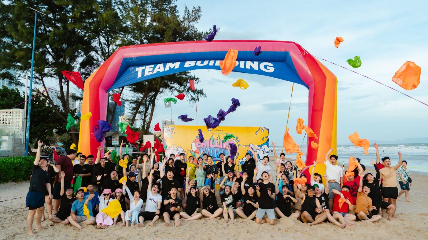 Tập thể MONA đông đảo bên cổng team building Chilling Wave 2024