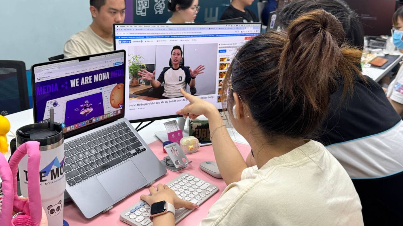 Nhân viên MONA theo dõi video đào tạo nội bộ ngay tại bàn làm việc