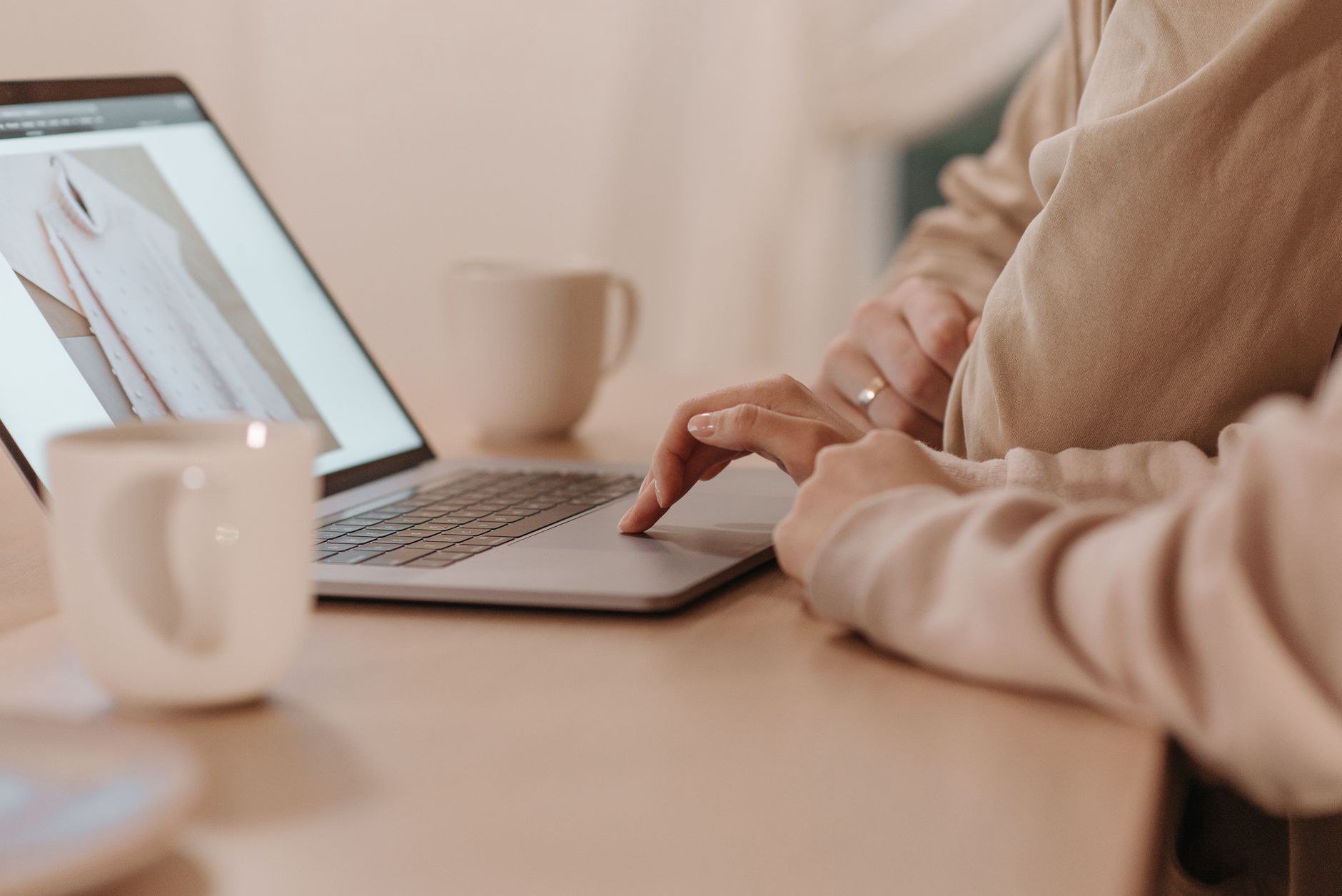 Dùng nền tảng hay thuê đơn vị làm web riêng?