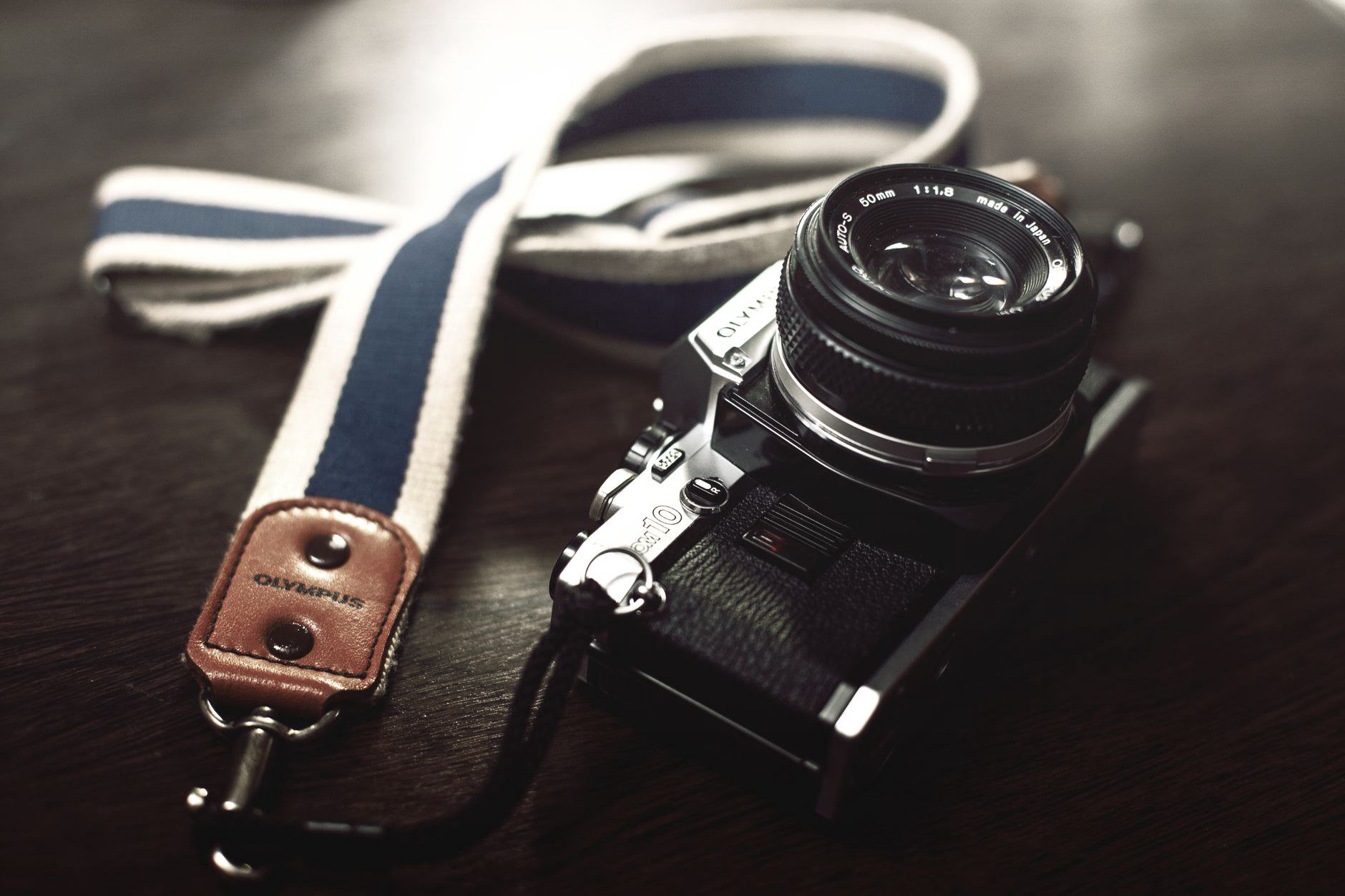 Camera giám sát trong nhà: góc rộng và đàm thoại hai chiều